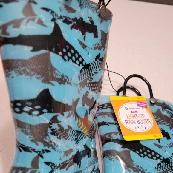 NEW Light Up Rain boots, Ocean SHARKS design, kid size 11 12 - Picture 3 of 9